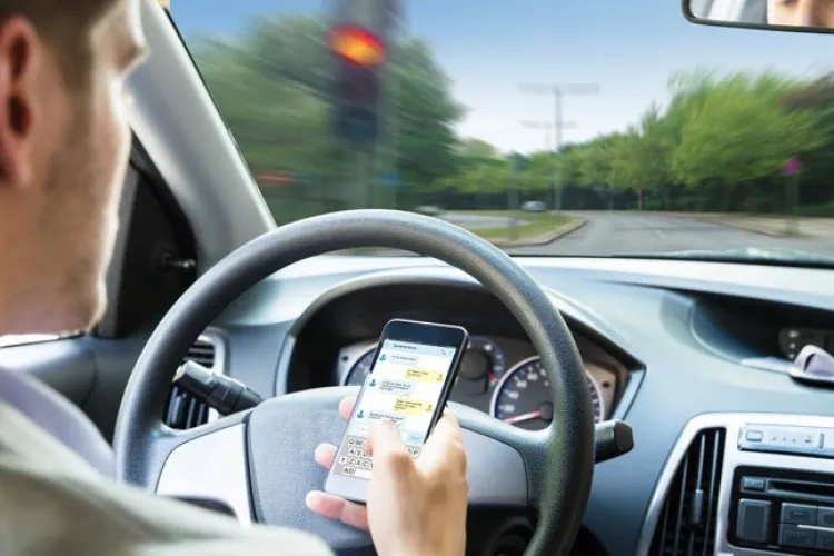 Polițiștii clujeni avertizează: Fără mesaje, live-uri sau vorbit la telefon la volan! Ce riscă șoferii