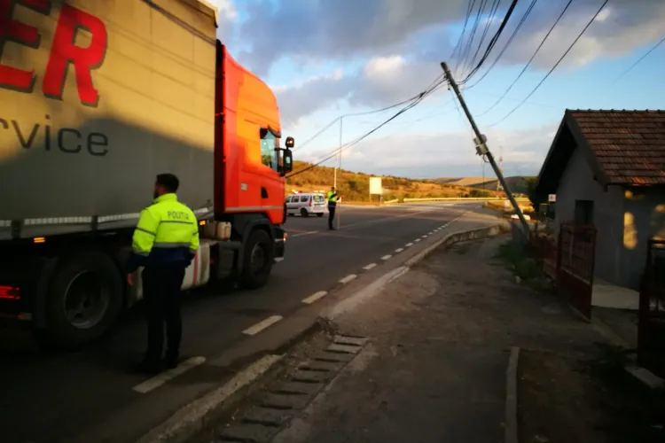 Politistii clujeni sunt pe faza. Susțin cablurile cu o scândură in Apahida pentru a se putea circula pe DN1C - VIDEO