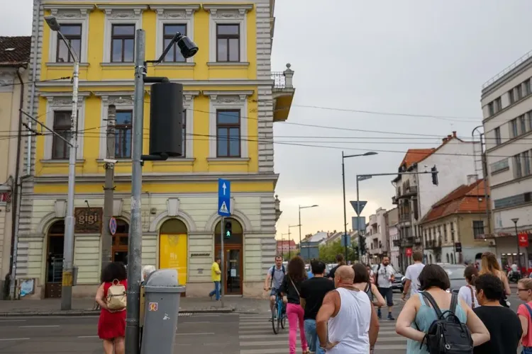 Aproape 60 de treceri de pieton cu semnal sonor și marcaj tactil la Cluj-Napoca, pentru persoanele cu dizabilități FOTO