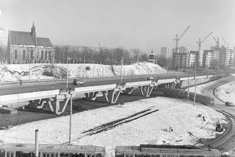 Fotografie nostalgică cu Mănășturul în construcție, gol de mașini pe podul de la Calvaria - FOTO