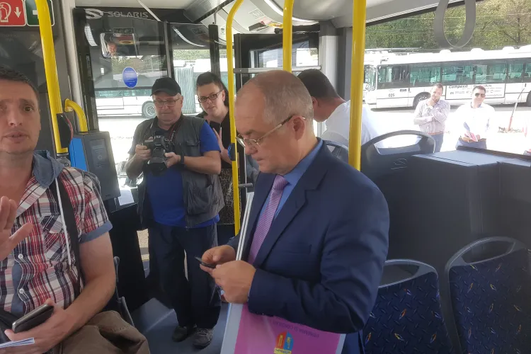 Emil Boc spune că amendarea celor care împut autobuzele nu este măsură discriminatorie - VIDEO