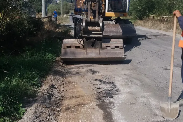 Șefii județului Cluj nu au fost în stare să asfalteze drumul Săvădisla - Băişoara - Buru. Acum îl peticesc cu plombe