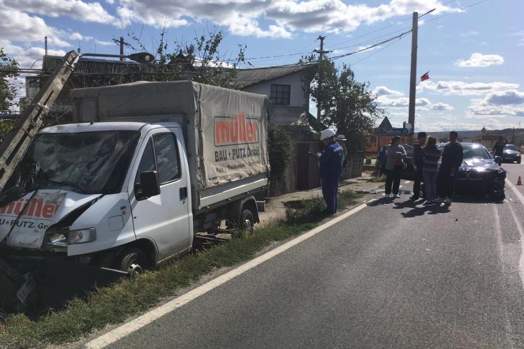 Accident cu o victimă la Fundătura, cauzat de un șofer de 60 de ani. A rupt și un stâlp de electricitate FOTO