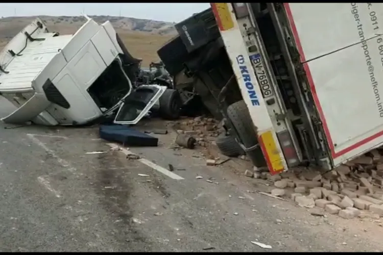 Accident pe Autostrada A10. Un autotren s-a răsturnat - VIDEO