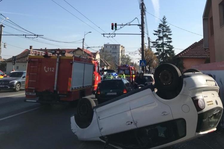 Accident cu două victime în Someșeni. O mașină a ajuns cu roțile în sus FOTO