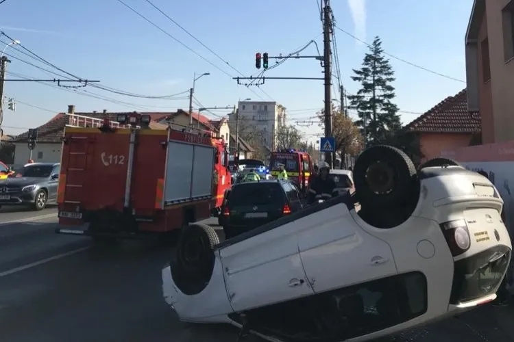Accident cu două victime în Someșeni. O mașină a ajuns cu roțile în sus FOTO