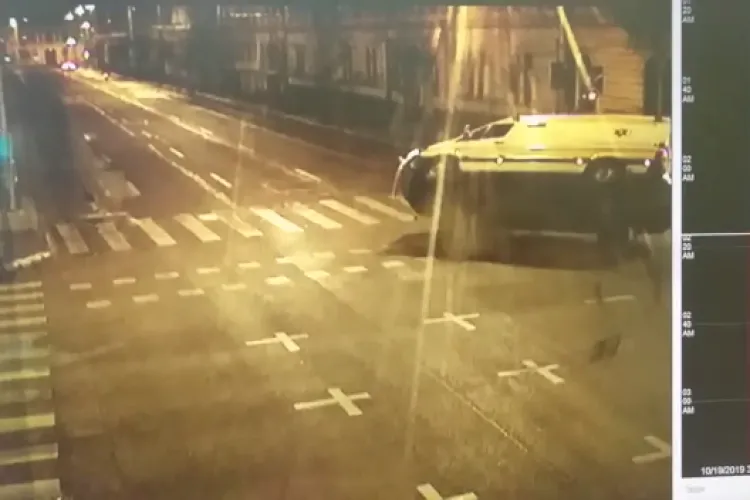 VIDEO LIVE cu ambulanța lovită de un taximetru la Cluj. Erau sau nu pornite semnalele acustice?