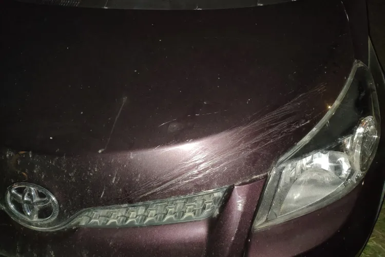 Evitați strada Cantonului! Un cablu de oțel întins peste stradă i-a avariat mașina unui clujean - FOTO