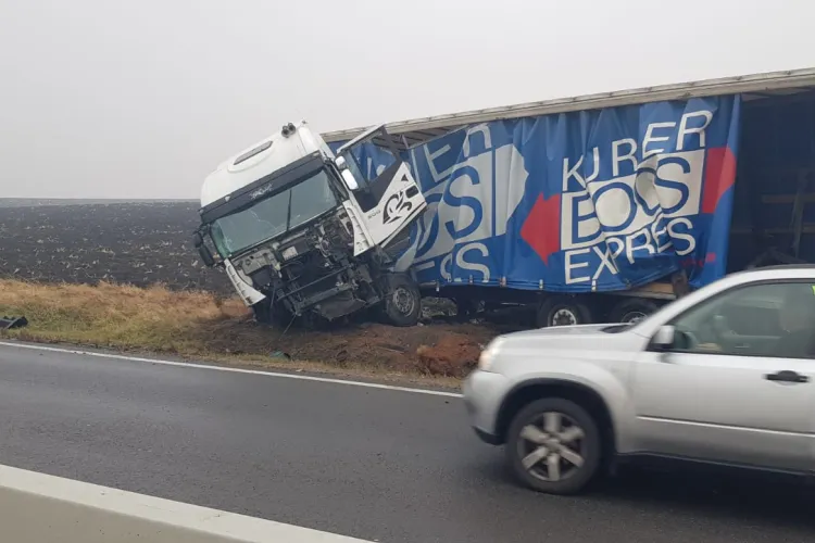 Accident pe drumul Cluj - Turda! Un șofer a intrat cu TIR-ul în parapeți, după ce a adormit la volan FOTO