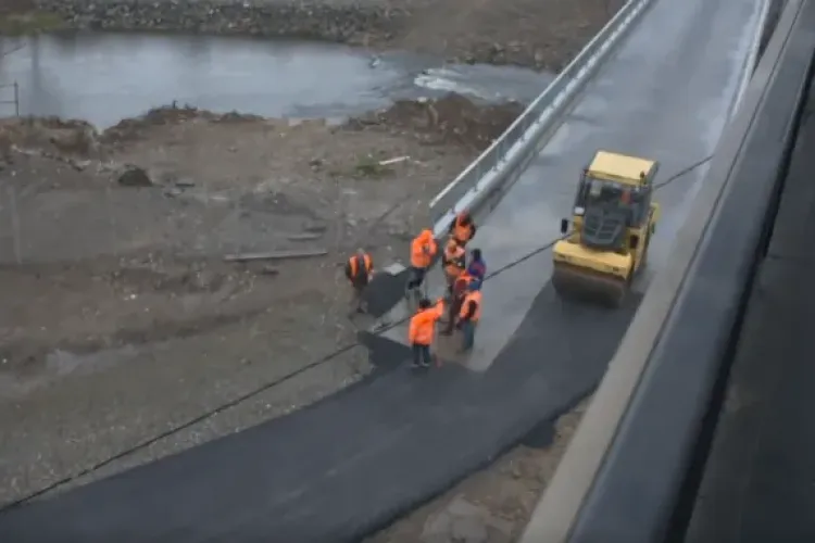 Drumul spre podul Porțelanului, asfaltat pe ploaie - VIDEO