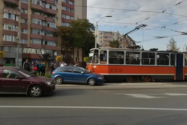 Neatenția costă! Accident între un Audi și un tramvai, în Mănăștur FOTO