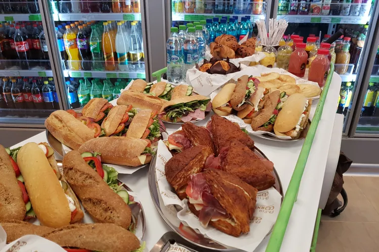 Conceptul Fresh Corner de la MOL România este un succes. Oferă cea mai bună cafea și sandvișuri gustoase și variate - VIDEO