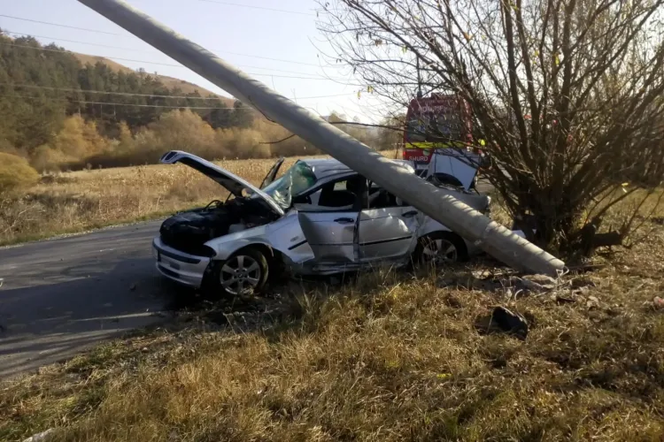 Accident între Luna și Stolna. A rupt un stâlp de medie tensiune - FOTO