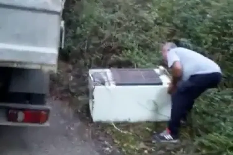 Clujean filmat în Hoia când arunca gunoaie. A spus că i-au ”căzut din mașină”. Limbajul e sub orice critică - VIDEO