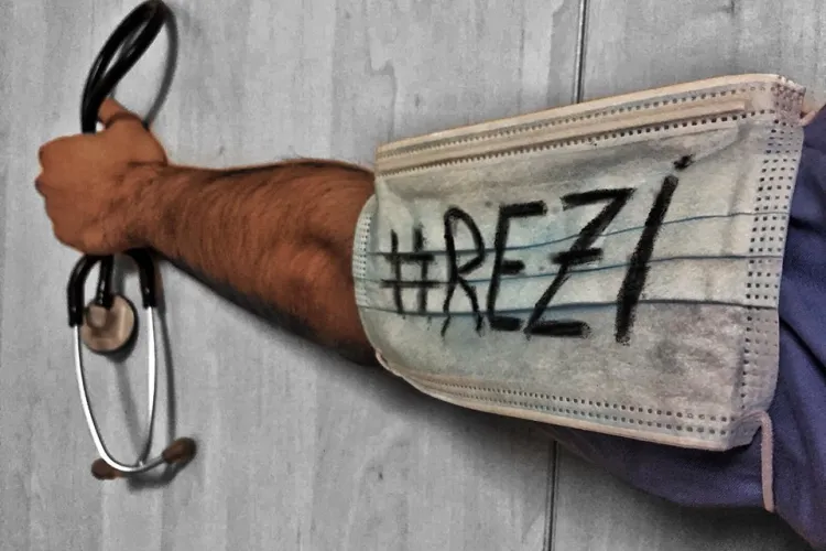 Absolvenții UMF Cluj ies în stradă. Tinerii doctori acuză că sunt lăsați pe drumuri după 6 ani de studii