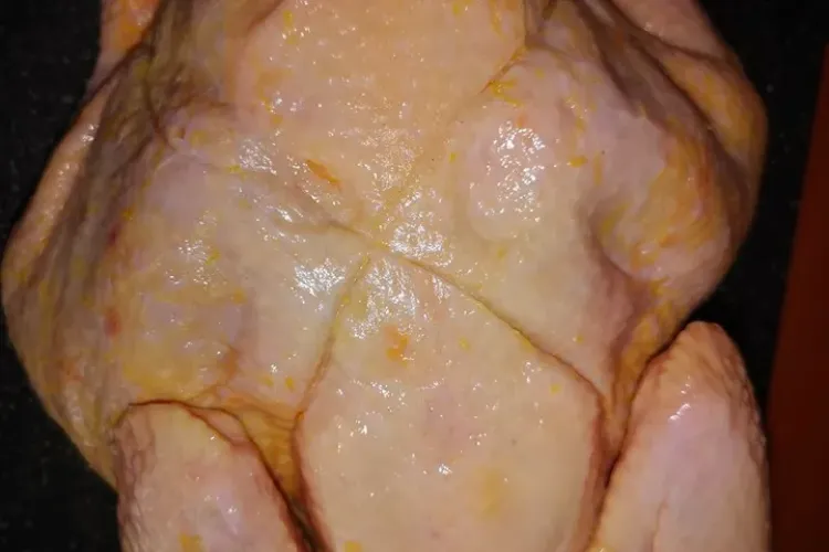 Reacțiile clujenilor după neregulile găsite la Carrefour: Carnea de pui mirosea a clor!