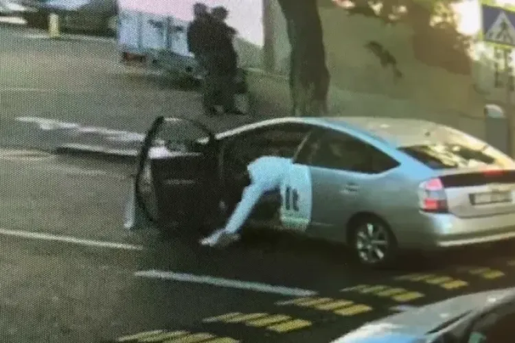 Șofer Bolt filmat la Cluj când lua un telefon căzut pe stradă. Acum refuză să-l returneze - VIDEO