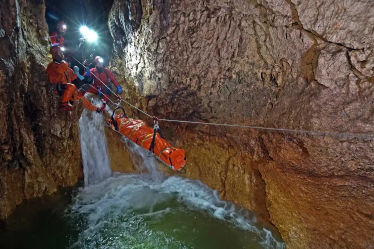 Amplu exerciţiu de salvare al Salvamont Cluj, în peştera Şura Mare, Munţii Şureanu - FOTO
