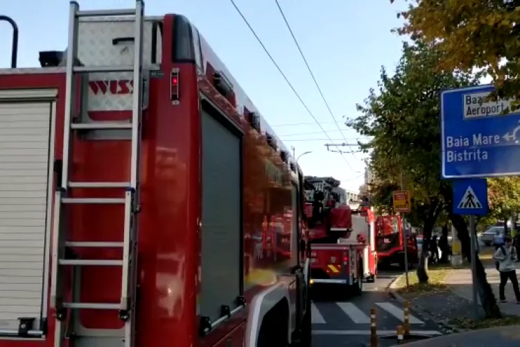 Incendiu la un apartament pe Nicolae Titulescu. Mamă și copilul de opt ani blocați în baie, cu oala pe foc - VIDEO