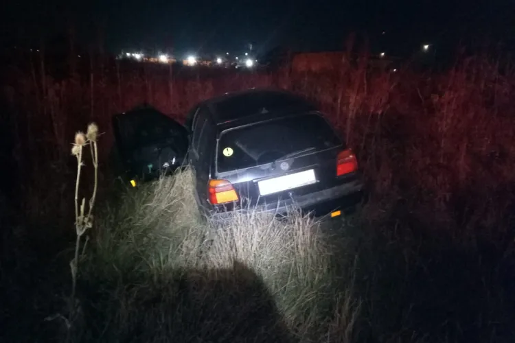 A ”zburat” prin sensul giratoriu de la intrare din Apahida și apoi a ajuns în câmp - FOTO