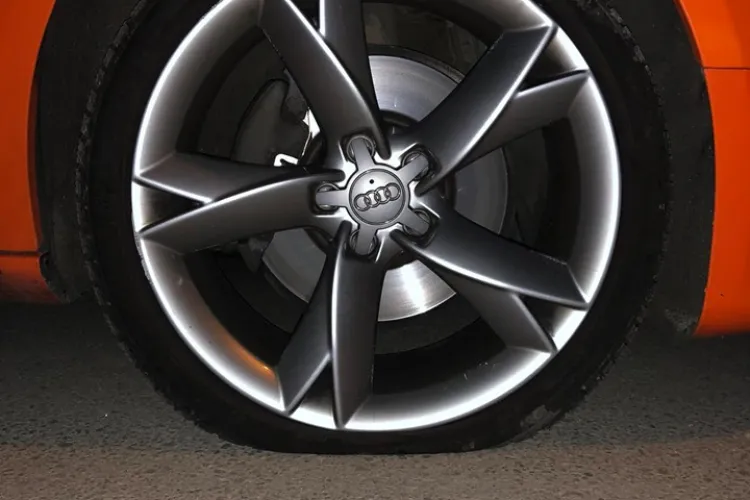 Și-a ”rupt” bolidul într-o groapă uriașă din Buna Ziua: ”Unde vă credeți în Las Vegas sau Miami?” - FOTO