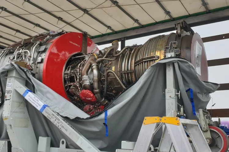 Wizz Air schimbă motorul unui avion chiar pe pista de la Cluj - FOTO