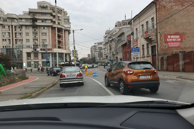 Dorel a săpat o groapă în Piața Cipariu și a bulversat traficul până în Feleacu - FOTO