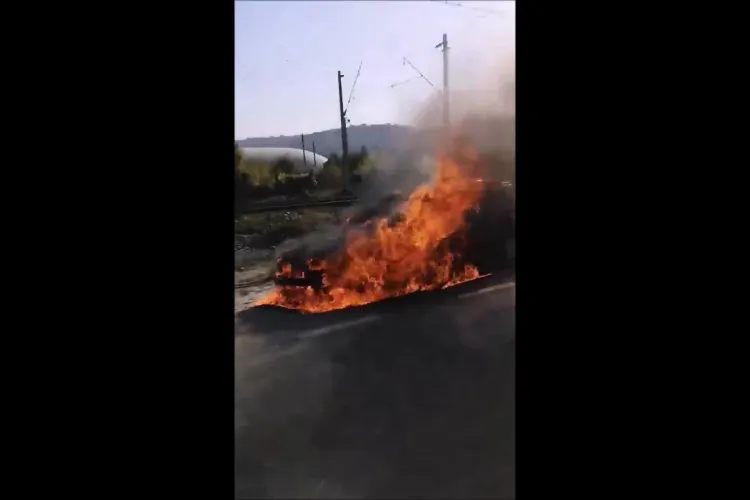 Un autoturism a luat foc în Sânnicoară - VIDEO