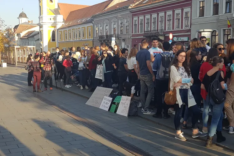 Absolventii UMF protesteaza la Cluj si cer organizarea examenului de Rezidentiat: Nu vrem sa plecam - VIDEO