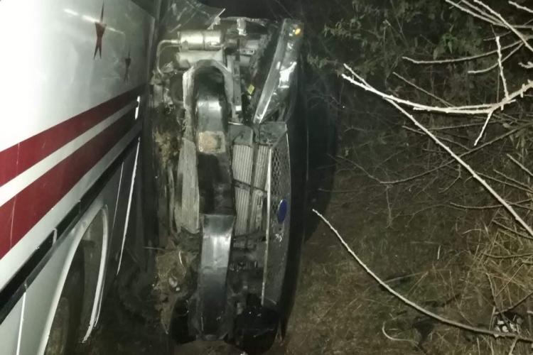 Accident la Suatu! Un autoturism s-a răsturnat și a fost strivit de un autocar - FOTO