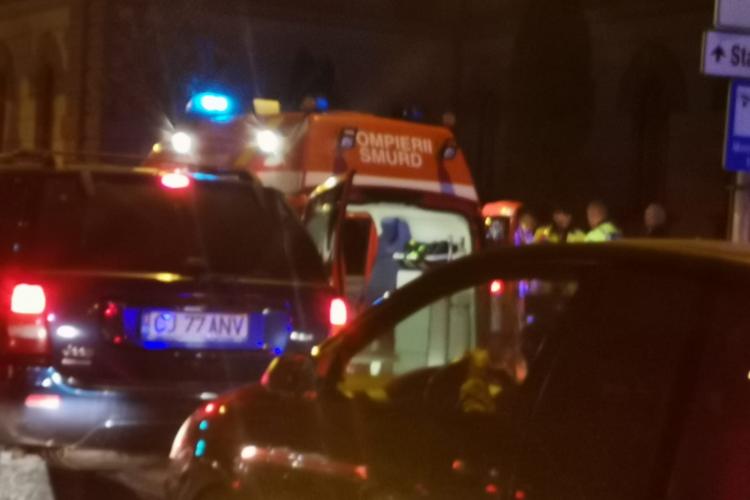 Taxi oprit pe banda de autobuz lângă Curtea de Apel Cluj. Pasagerul a deschis portiera și a făcut accident - FOTO