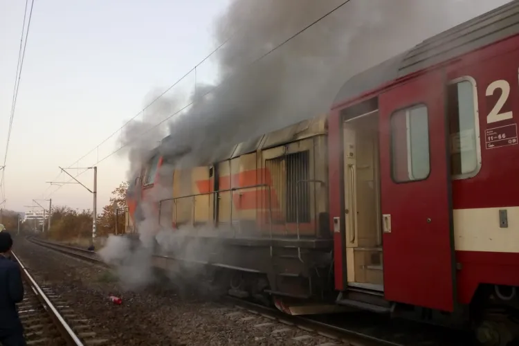 Locomotiva trenului Cluj - Viena a luat foc pe Taietura Turcului - FOTO