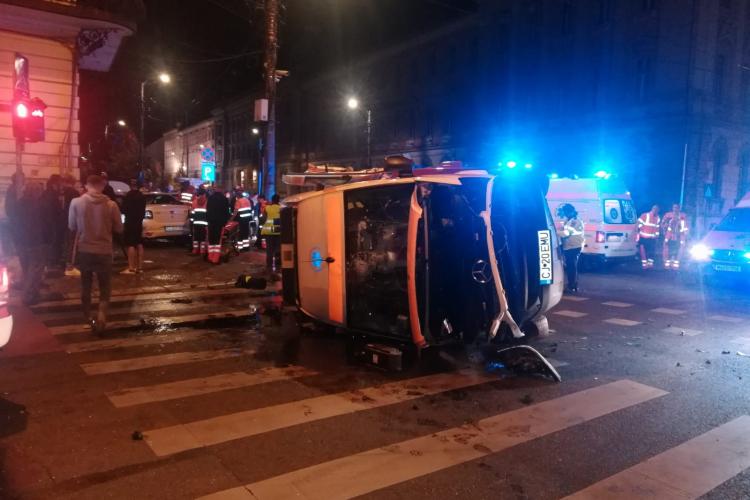 Accident GRAV în Piața Avram Iancu! Ambulanță lovită de un taximetru - Imagini de la locul incidentului VIDEO/FOTO