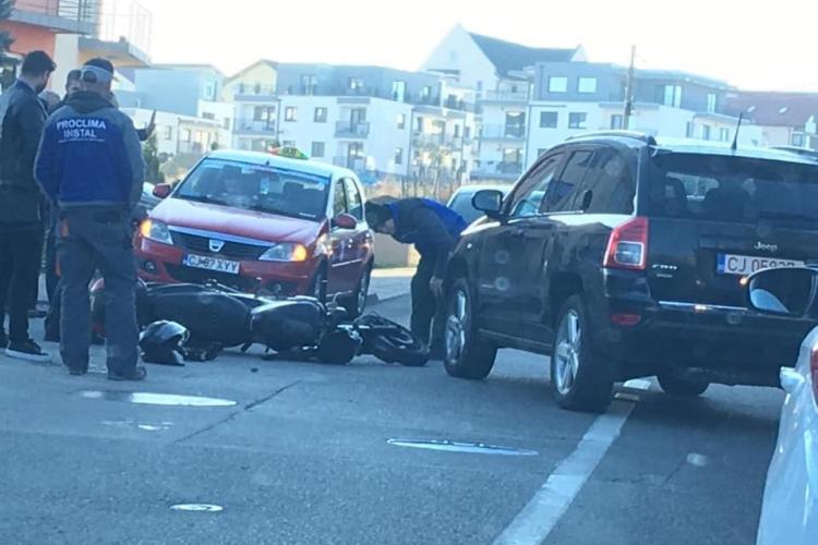 Accident între un autoturism și o motocicletă în cartierul Zorilor. O persoană a fost rănită FOTO