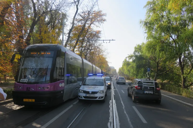 O mașină defectă a blocat tramvaiele în Cluj-Napoca timp de 58 de minute - FOTO