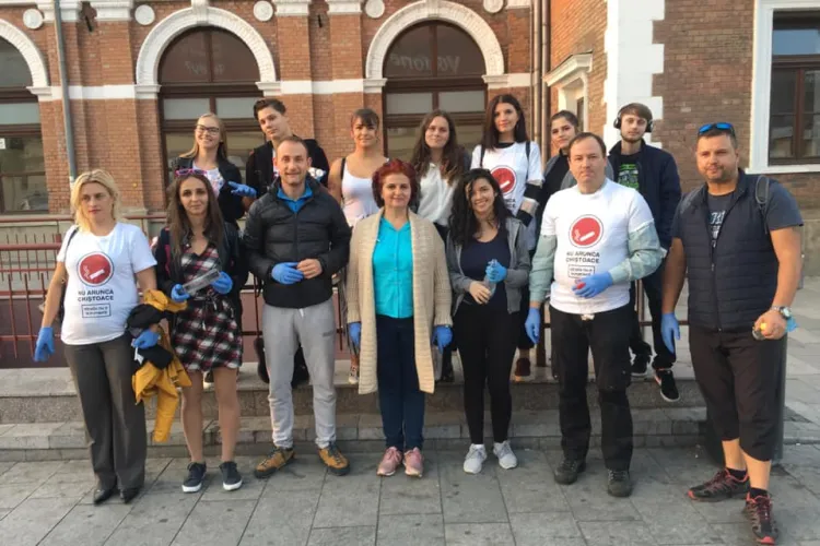 Fost președinte al Consiliului Județean Cluj a adunat chiștoace de pe jos în Piața Gării - FOTO