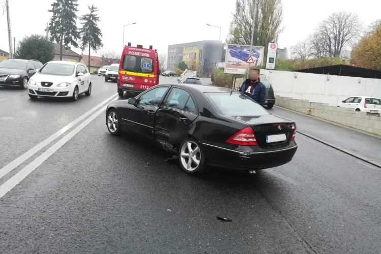 Accident pe Calea Turzii! Un șofer a fost scos din mașină de către pompieri FOTO