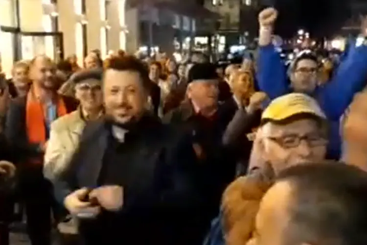 Dăncilă HUIDUITĂ la ieșire de la Cinema Florin Piersic: Ciuma ROȘIE! / Susținătorii PSD au ripostat - VIDEO