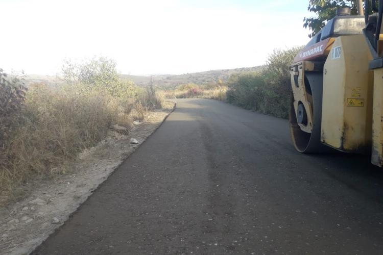 Lucrări de asfaltare pe un drum de 12 kilometri, la limită cu județul Alba
