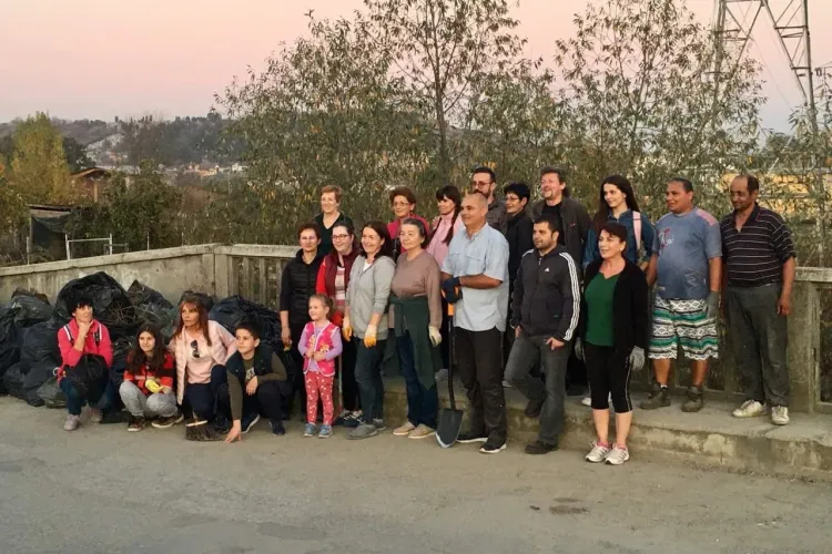 Voluntarii din Turda au curățat podul de pe strada Panait Cerna - VIDEO și FOTO