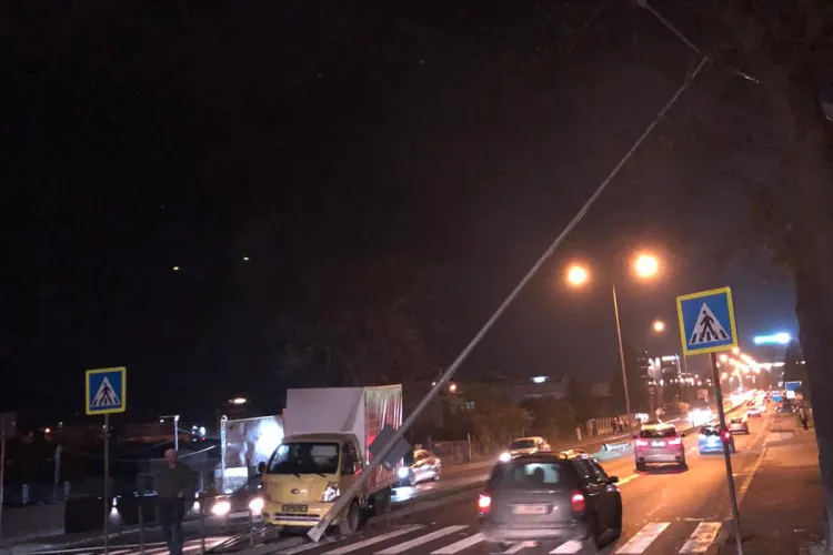 Accident pe Calea Turzii! A lovit un stâlp de pe breteaua care separă sensurile - FOTO