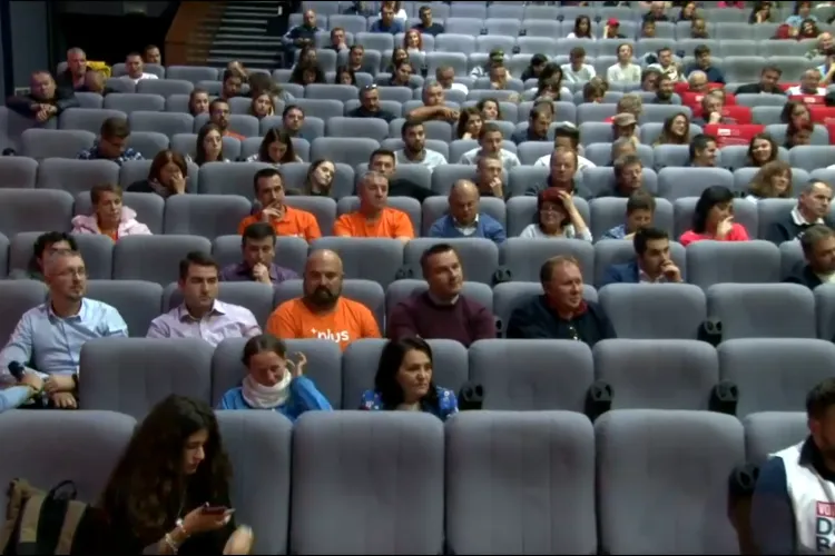 PMP: Barna vorbește la Cluj unei săli pe jumatate goale (P)