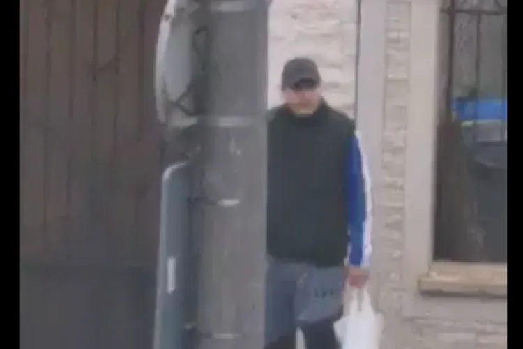 Bărbat filmat când se masturba pe strada Iugoslaviei, la ora la care copiii merg la școală - VIDEO