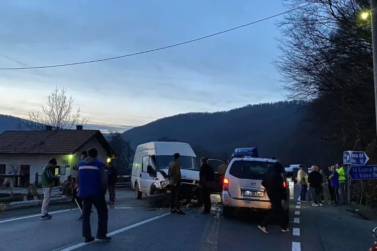 Accident cu 4 victime la Poieni. Printre răniți e și un copil de 3 ani FOTO