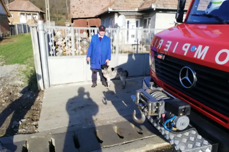 Câine salvat de pompierii clujeni după ce a rămas blocat peste noapte într-o fântână FOTO/VIDEO