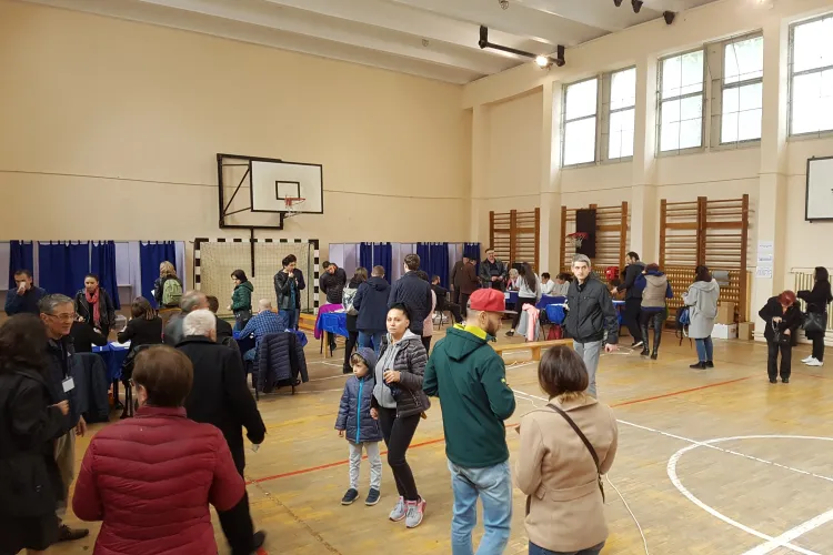 Cluj: Un bărbat a făcut infarct lângă secția de votare