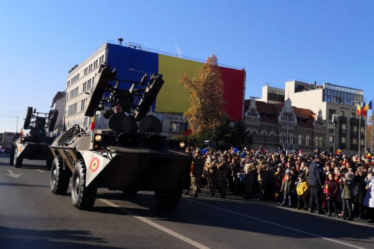 Ceremonie militară superbă la Cluj de 1 Decembrie. Tricolor uriaș pe faţada Cercului Militar - FOTO