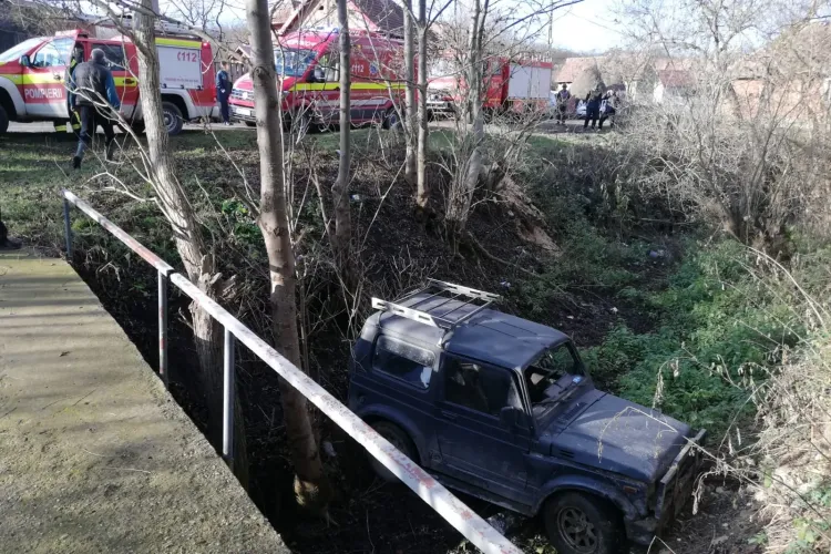 Accident pe un drum din Cluj! Un șofer a ajuns la spital după ce a căzut cu mașina de la 3 metri înălțime FOTO/ VIDEO