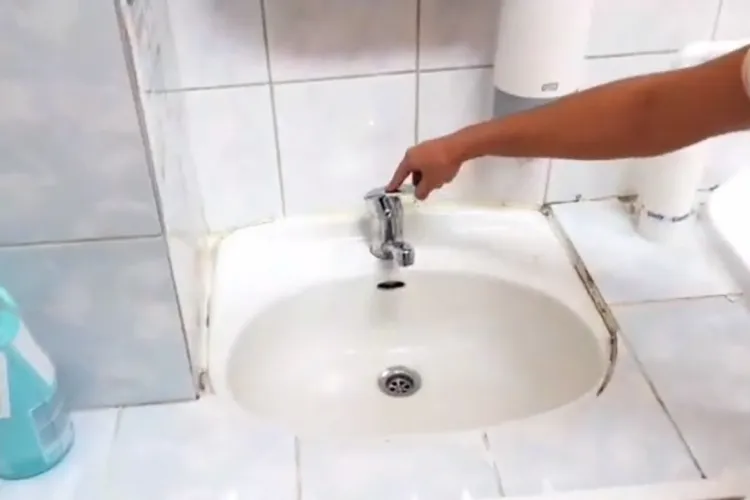 Spitalul de Copii Cluj a fost lăsat de DOREL fără apă curentă. HALUCINANT, dar real. Părinții vin cu sticla de apă de acasă - VIDEO   