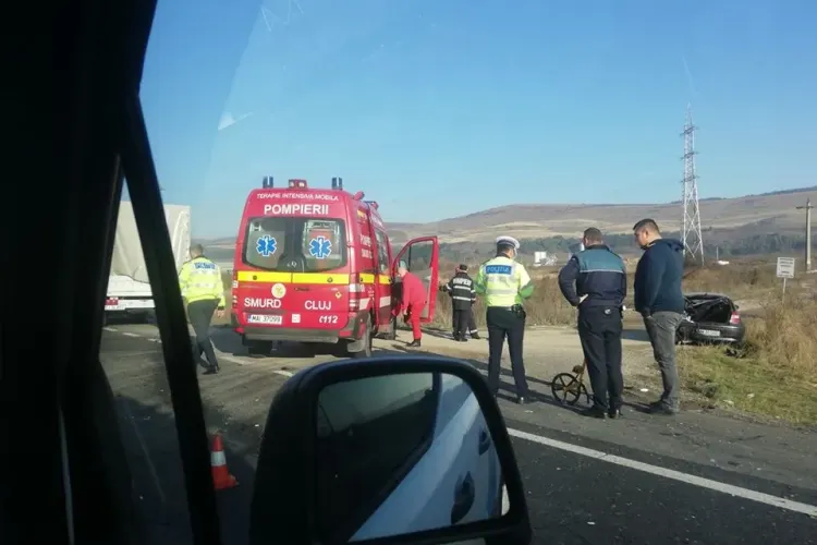 UPDATE Accident între două mașini la intrare în Gilău. Două persoane au fost rănite FOTO